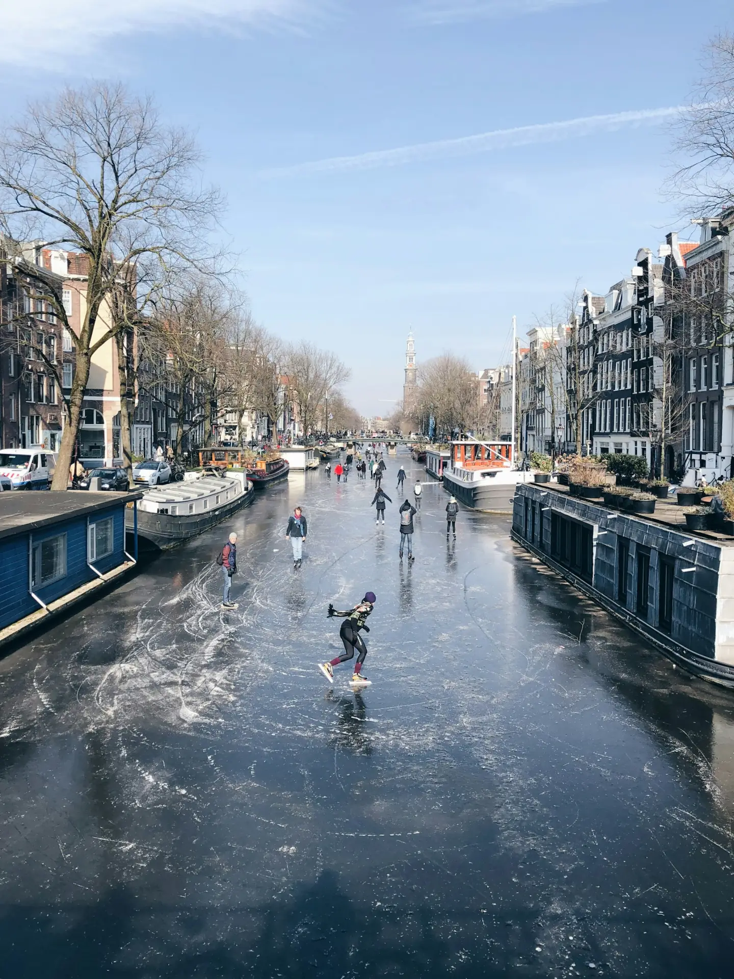 Schaatsers op een bevroren gracht in Amsterdam